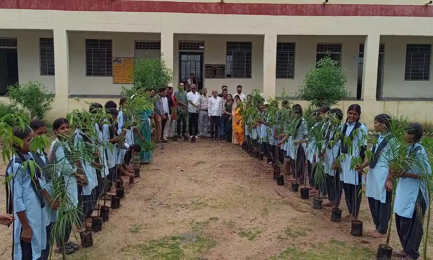 हरियालो राजस्थान कार्यक्रम के तहत पौधारोपण कराते हुए बडलियास विद्यालय में