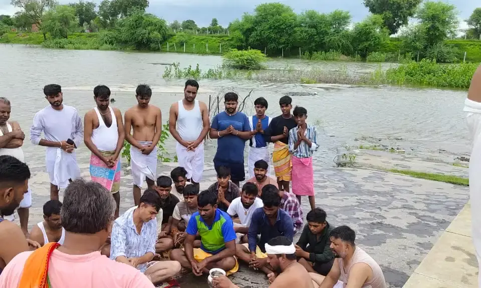 शिव भक्तों ने किया पंचकुंडेश्वर महादेव के दुग्धाभिषेक शिव भक्तों ने किया पंचकुंडेश्वर महादेव के दुग्धाभिषेक