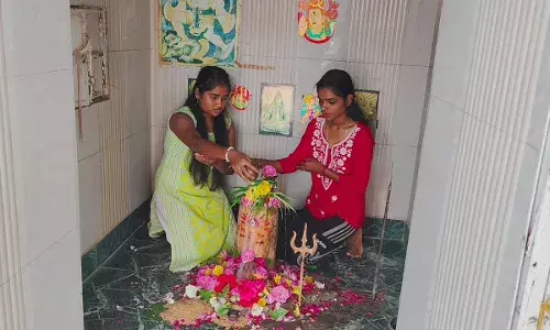 सावन के पहले सोमवार को शिव मंदिरों में उमड़ने लगी भक्तों की भीड़, लगे "हर-हर महादेव" के जयकारे