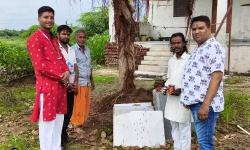 रक्षा सूत्र बांधकर पर्यावरण संरक्षण का लिया संकल्प