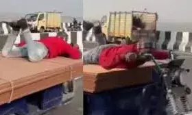 ई-रिक्शा पर बैठ बंदा ले रहा था हवाई जहाज का मजा