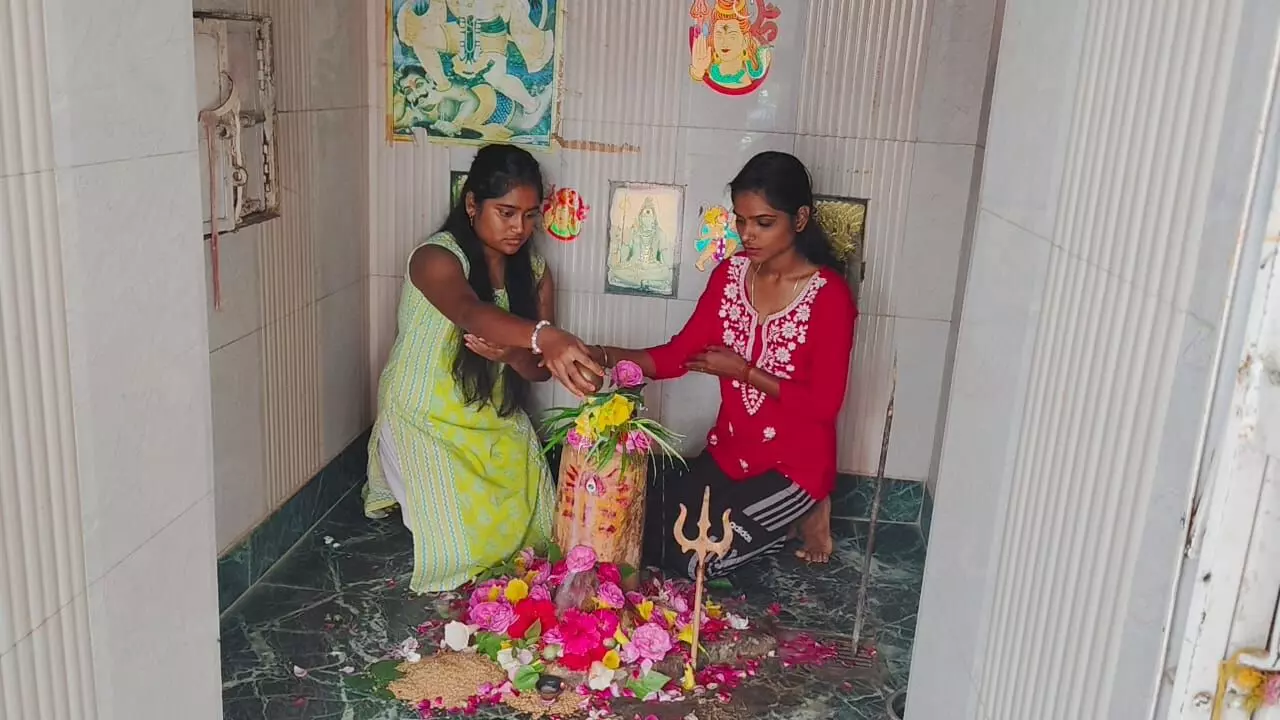 सावन के पहले सोमवार को शिव मंदिरों में उमड़ने लगी भक्तों की भीड़, लगे "हर-हर महादेव" के जयकारे