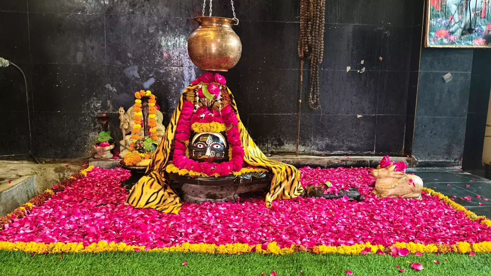 सावन के पहले सोमवार को गुप्तेश्वर महादेव का किया भव्य श्रृंगार सावन के पहले सोमवार को गुप्तेश्वर महादेव का किया भव्य श्रृंगार
