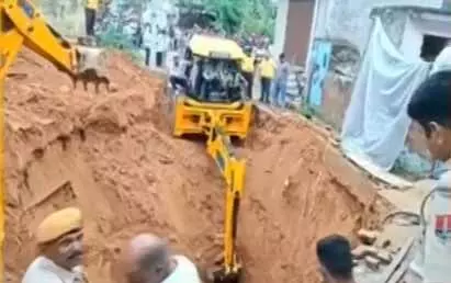 कुई खोदते समय हादसा, 20 फीट गहरी मिट्टी में दबा श्रमिक