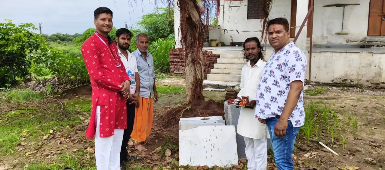 रक्षा सूत्र बांधकर पर्यावरण संरक्षण का लिया संकल्प