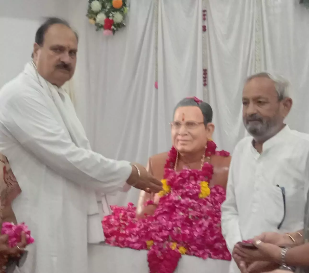 जिला कांग्रेस अध्यक्ष त्रिपाठी ने पूर्व सीएमएचओ डॉ. विनीत नाहर की मूर्ति अनावरण कार्यक्रम में शिरकत की