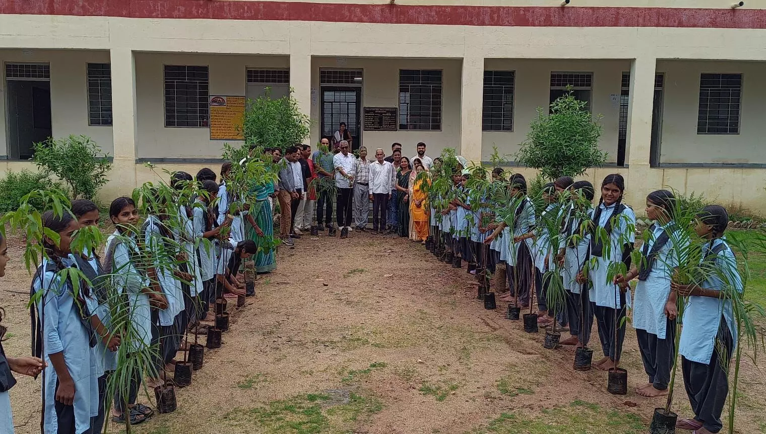 हरियालो राजस्थान कार्यक्रम के तहत पौधारोपण कराते हुए बडलियास विद्यालय में