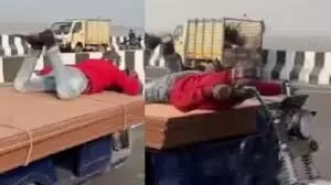 ई-रिक्शा पर बैठ बंदा ले रहा था हवाई जहाज का मजा