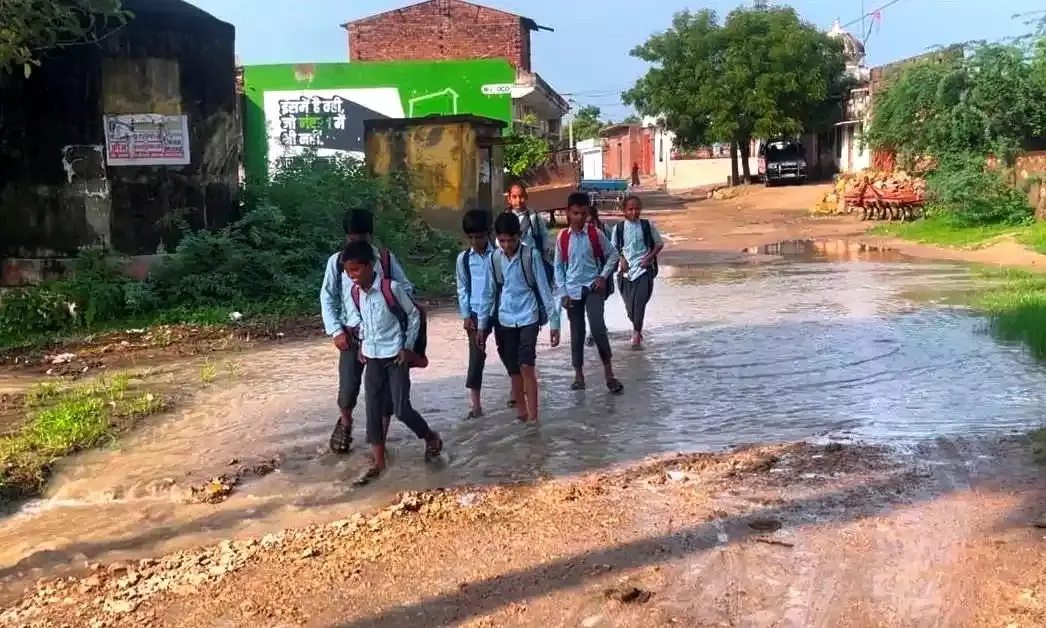 केसरपुरा में स्कूली बच्चों का जान जोखिम में, पंचायत और प्रशासन बेखबर