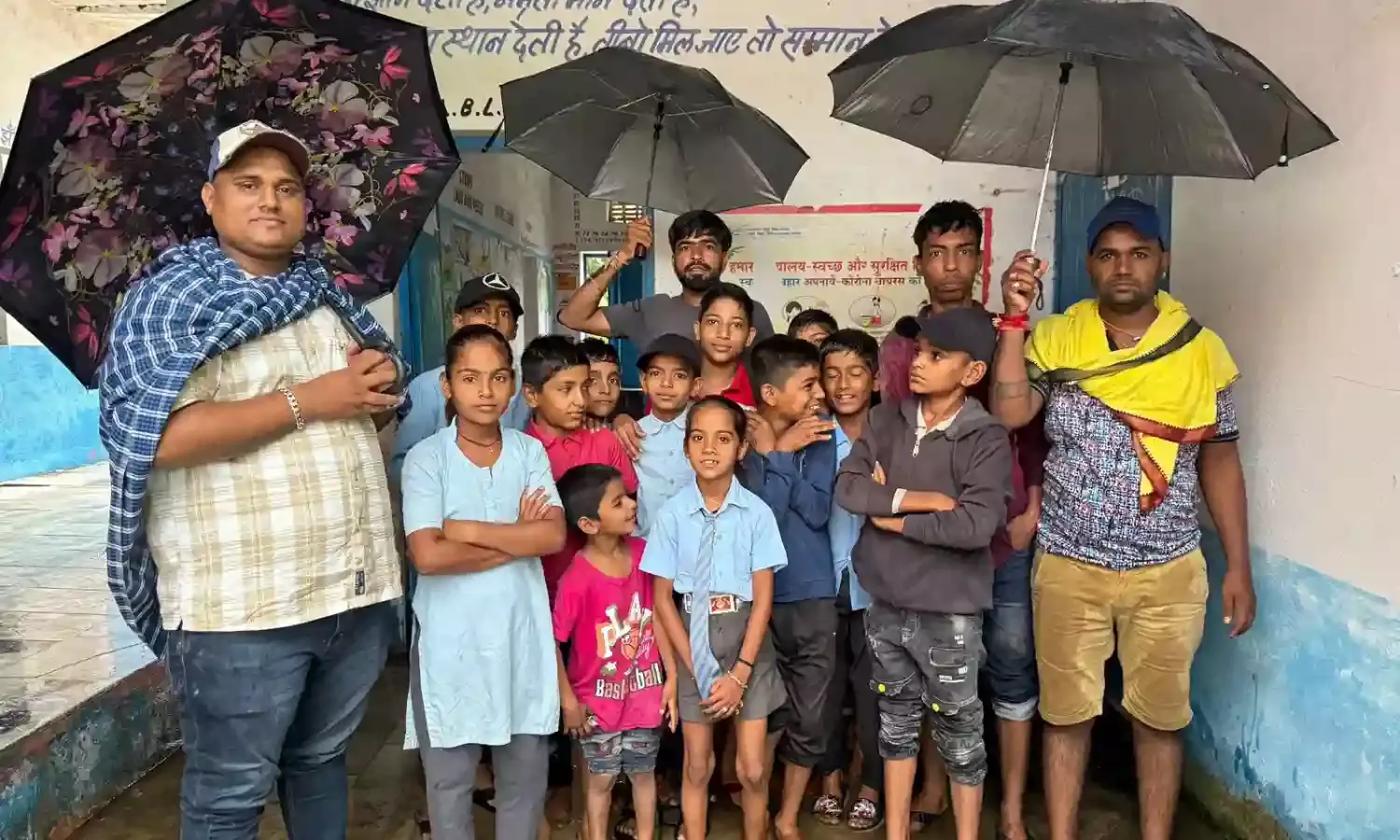 भारी बारिश में उजागर हुई सरकारी स्कूल की बदहाली, बच्चों को करना पड़ा बैग सिर पर रखकर खड़े रहने का सामना