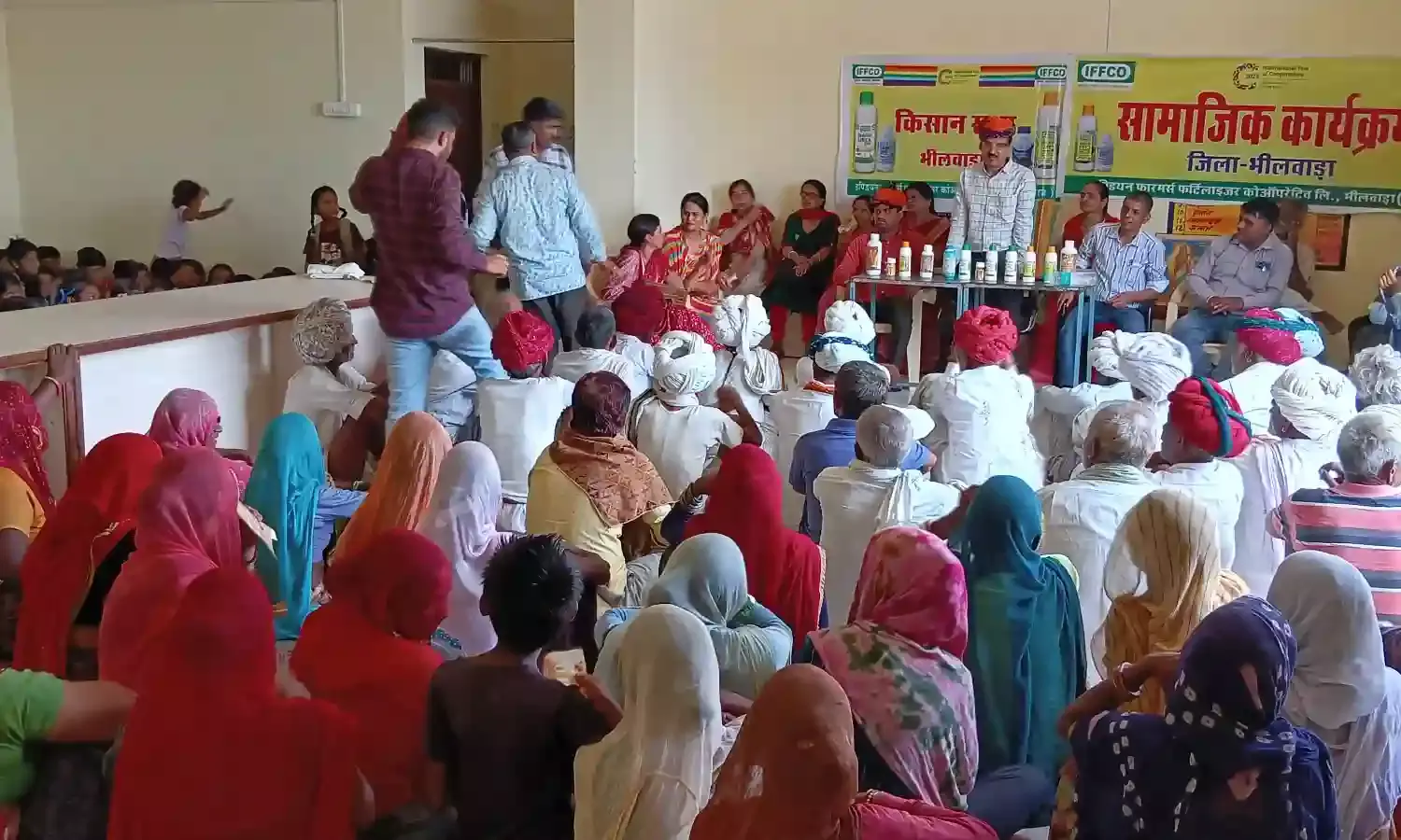 किसानों को नीम एवं अमरूद के 1400 पौधे निःशुल्क वितरित किए