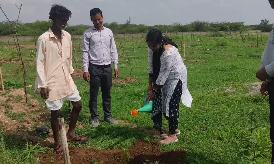 पौधारोपण कर ग्रामीणों को अधिक से अधिक पौधारोपण करने की अपील की