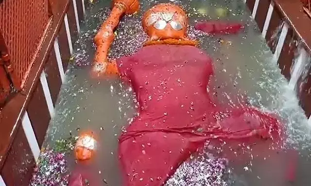 हनुमान मंदिर में मंगलवार को हुआ चमत्कार, लेटे हुए बजरंगबली का महास्नान करने खुद पहुंची मां गंगा