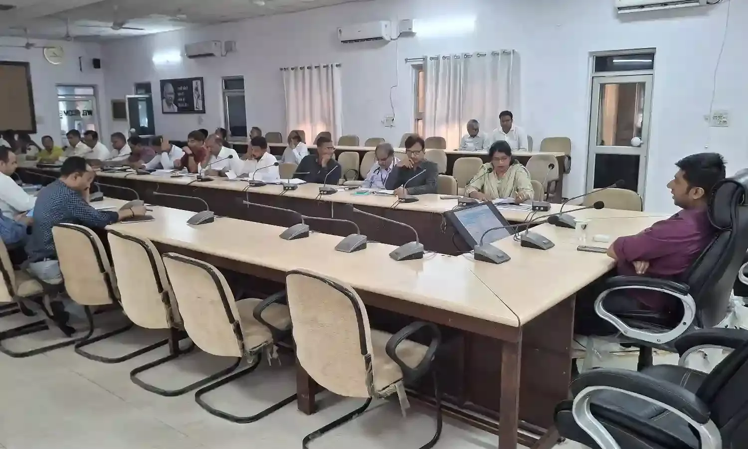 जिला स्तरीय अधिकारियों के साथ साप्ताहिक समीक्षा बैठक