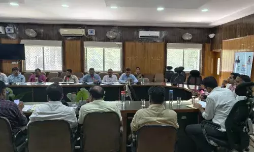 साप्ताहिक समीक्षा बैठक में विभिन्न योजनाओं एवं विकास कार्यों की प्रगति की समीक्षा