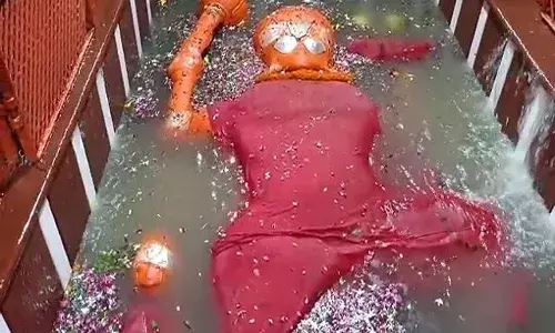 हनुमान मंदिर में मंगलवार को हुआ चमत्कार, लेटे हुए बजरंगबली का महास्नान करने खुद पहुंची मां गंगा