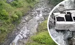 पिथौरागढ़ में टैक्‍सी खाई में ग‍िरने से  2 सगी बहनों समेत 8 की  मौत, आठ घायल