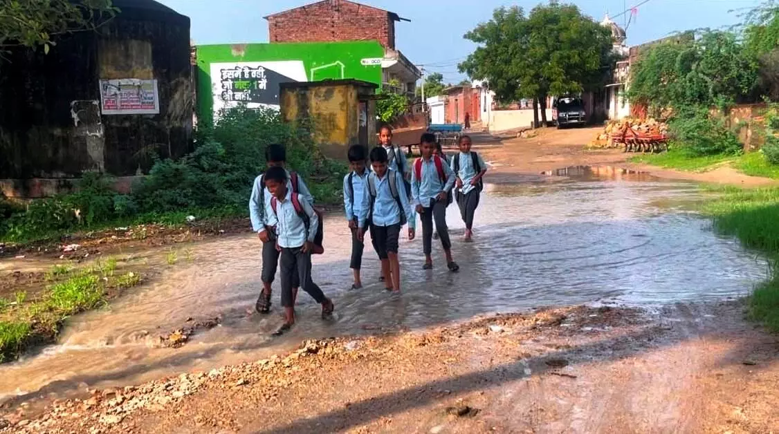 केसरपुरा में स्कूली बच्चों की जान जोखिम में, पंचायत और प्रशासन बेखबर केसरपुरा में स्कूली बच्चों की जान जोखिम में, पंचायत और प्रशासन बेखबर