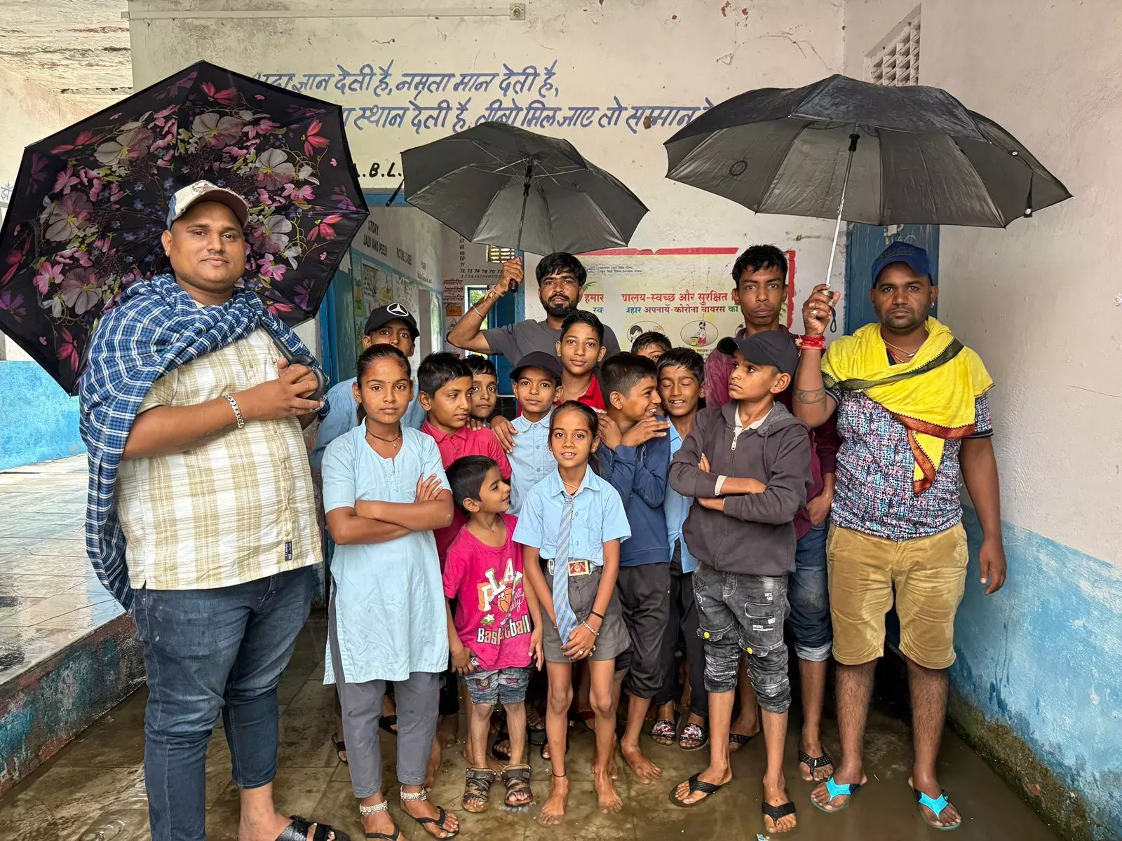 भारी बारिश में उजागर हुई सरकारी स्कूल की बदहाली, बच्चों को करना पड़ा बैग सिर पर रखकर खड़े रहने का सामना भारी बारिश में उजागर हुई सरकारी स्कूल की बदहाली, बच्चों को करना पड़ा बैग सिर पर रखकर खड़े रहने का सामना