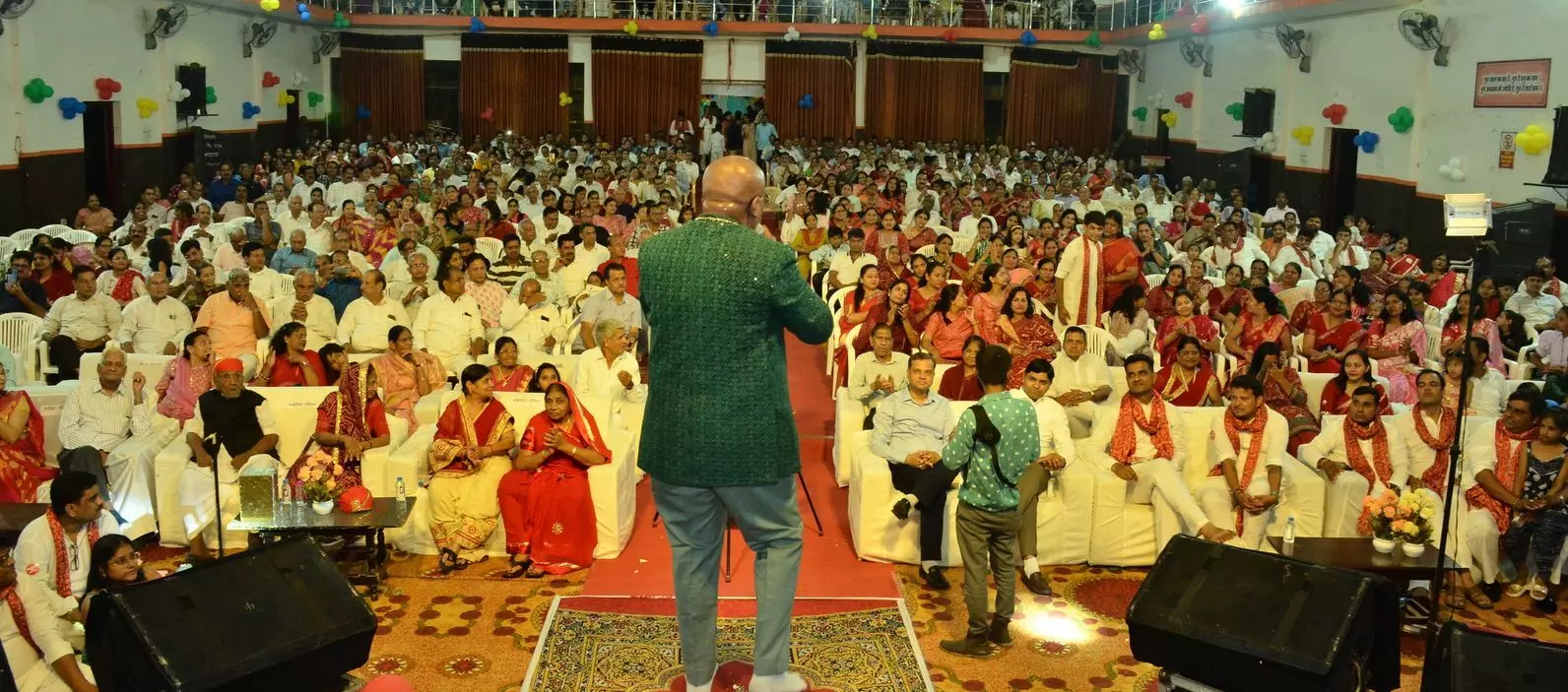 भजनों ने ऐसा पारिवारिक माहौल बना दिया कि हर किसी की आँखें नम हो गईं भजनों ने ऐसा पारिवारिक माहौल बना दिया कि हर किसी की आँखें नम हो गईं