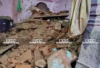 आकाशीय बिजली गिरने से दो मंजिला मकान की छत गिरी, पति की मौत, पत्नी और बेटा बचे