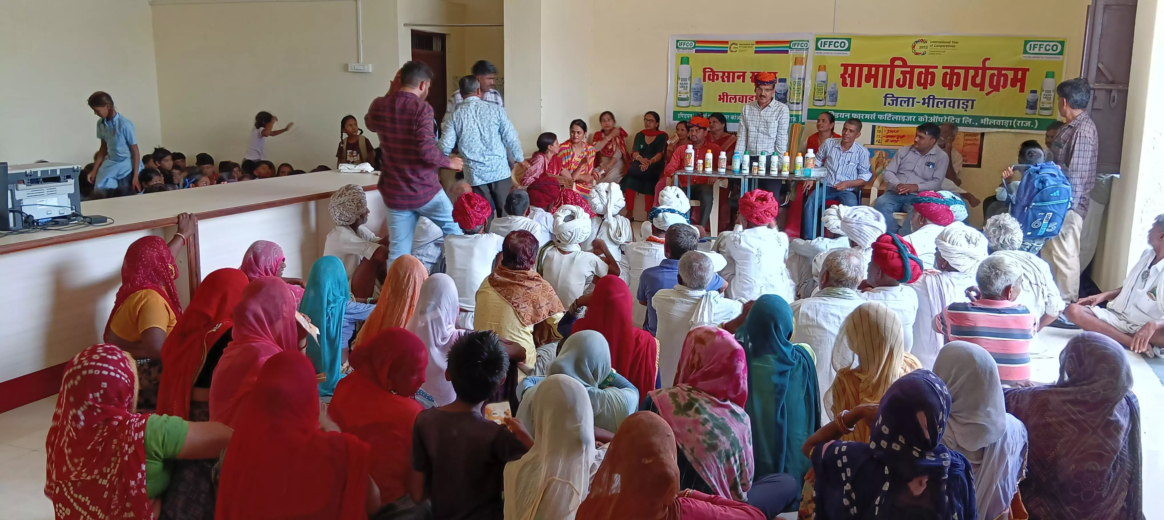 किसानों को नीम एवं अमरूद के 1400 पौधे निःशुल्क वितरित किए