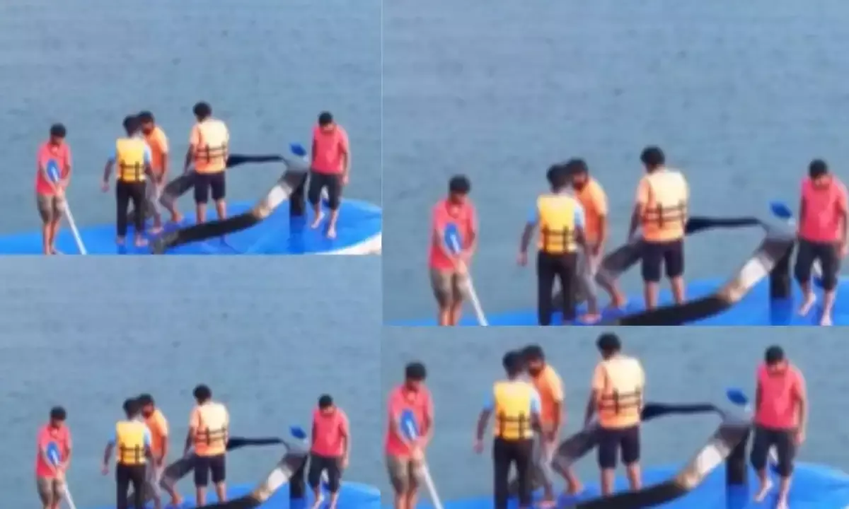 चप्पल बना बोट!  ने सोशल मीडिया पर मचाया तहलका