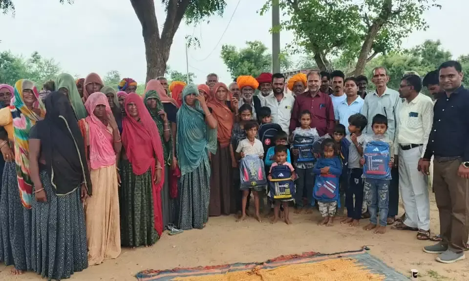 एसएमसी अध्यक्ष ने बच्चो को निशुल्क शिक्षण सामग्री वितरित की