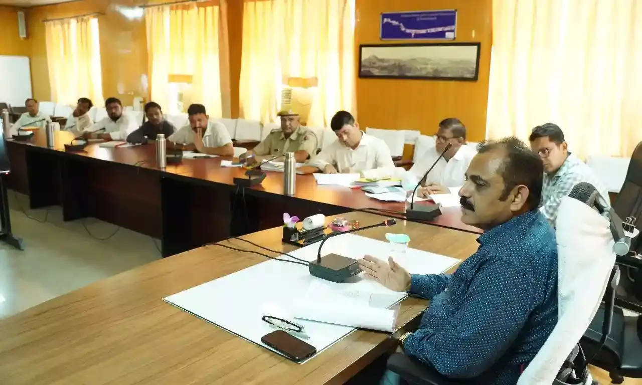 सड़क हादसों को रोकने की दिशा में करें हर संभव उपाय : कलक्टर