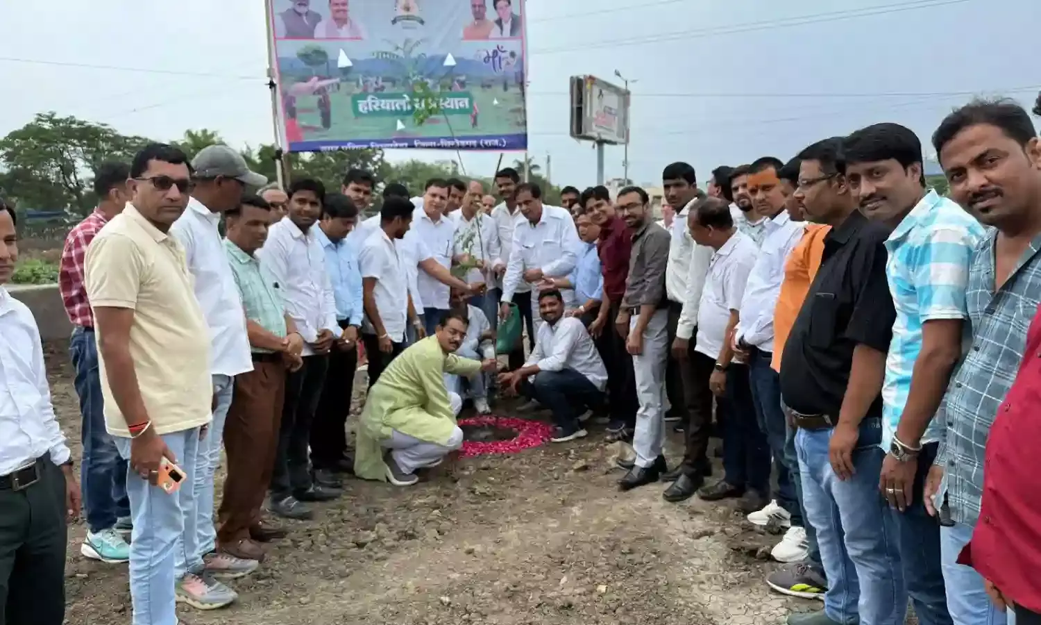 एक वृक्ष मां के नाम अभियान में विधायक कृपलानी ने किया पौधरोपण