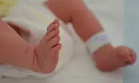 महिला ने चलती बस में बच्चे को दिया जन्म, पति ने बाहर फेंका