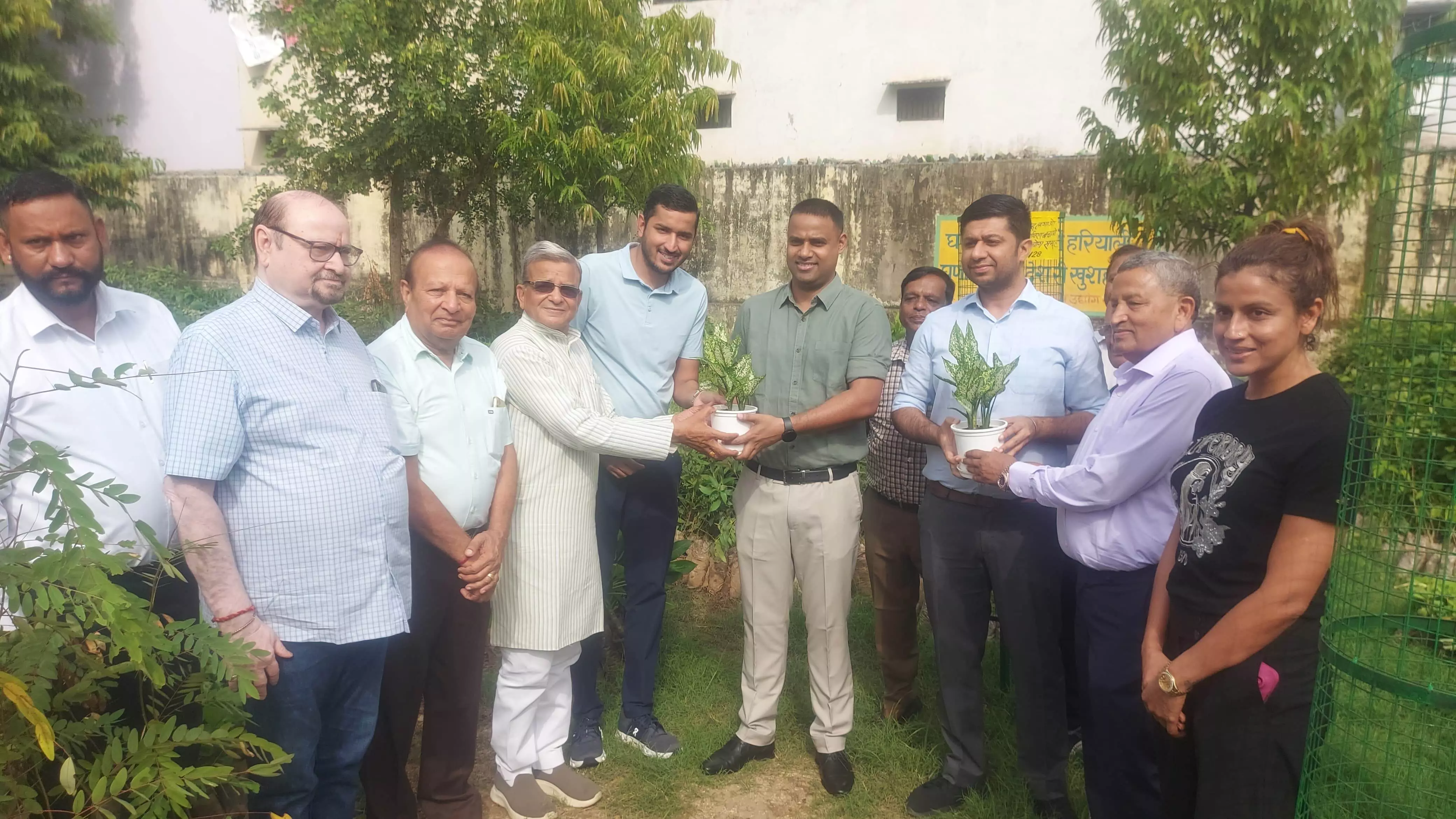 संगम समूह द्वारा एक लाख पौधे एवं 5 हजार ट्री गार्ड  वितरण का शुभारंभ