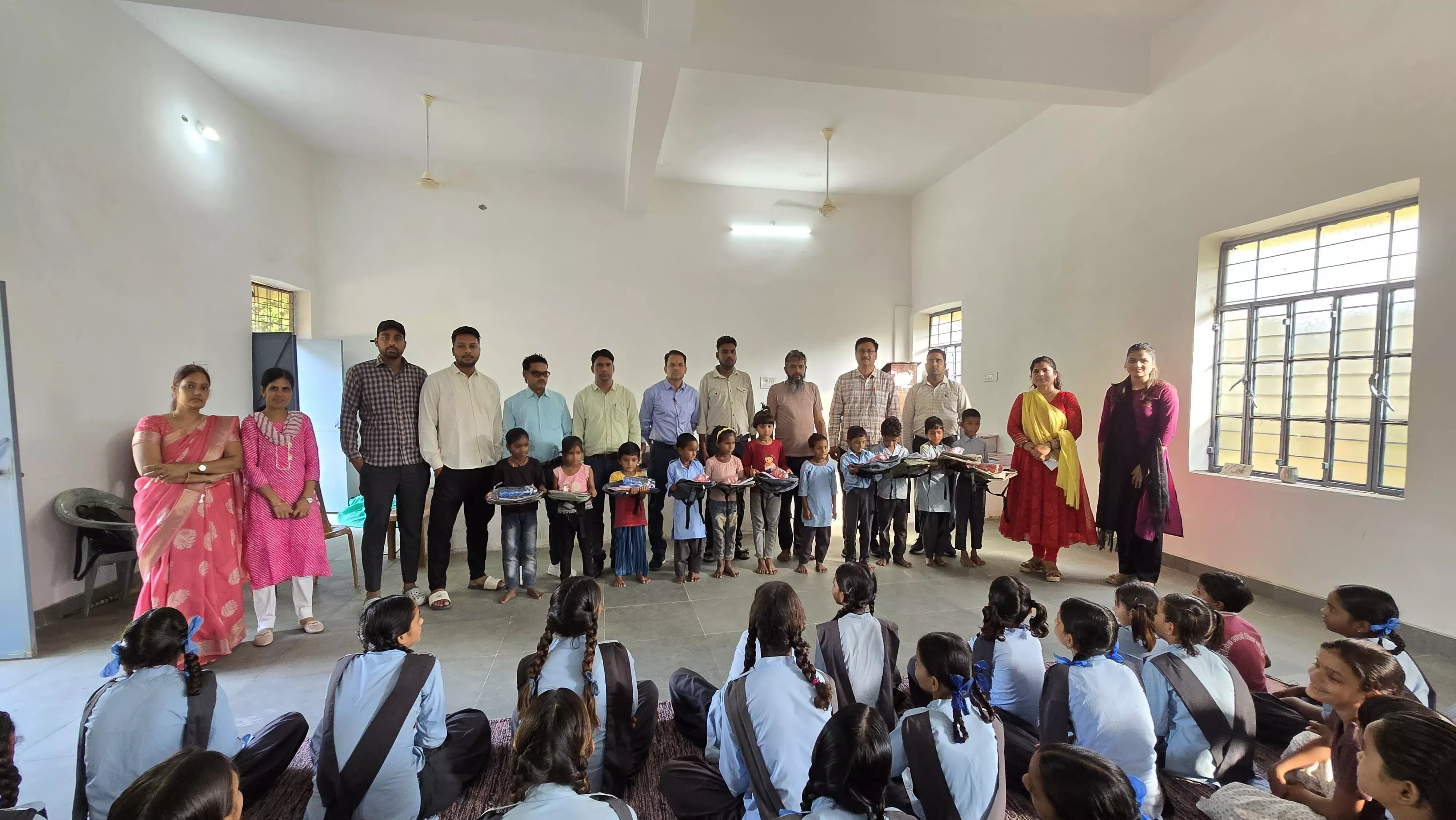 गेगा का खेडा विद्यालय में भामाशाह ने छात्रों को स्टेशनरी वितरित की