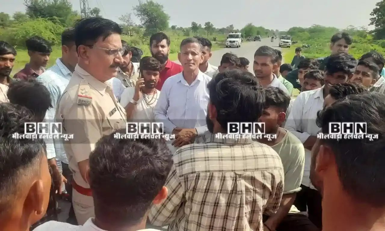 शाहपुरा: डंपिंग यार्ड की गंदगी से परेशान ग्रामीणों का विरोध, माताजी का खेड़ा में सड़क जाम शाहपुरा: डंपिंग यार्ड की गंदगी से परेशान ग्रामीणों का विरोध, माताजी का खेड़ा में सड़क जाम