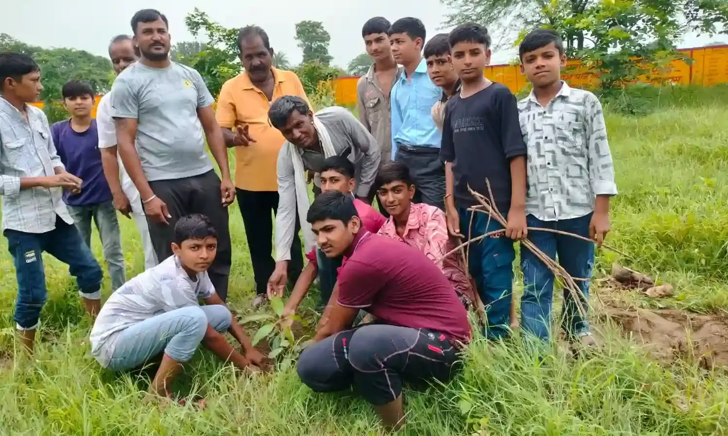 हरियालो राजस्थान पखवाड़े के तहत स्कूल परिसर मे किया पौधारोपण
