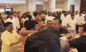 विधानसभा परिसर में जमकर चले लात-घूंसे, विधायकों ने एक-दूसरे के फाड़े...