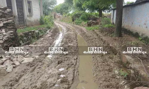 कीचड़ में बदहाल, ग्रामीण परेशान, ग्रामीण बोले कई सालो से नही हो रही सफाई