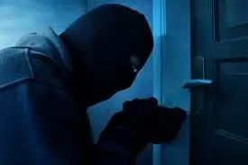 चोरों ने दो और मकानों पर बोला धावा, एक से उड़ाया माल, दूसरे से भागे खाली हाथ चोरों ने दो और मकानों पर बोला धावा, एक से उड़ाया माल, दूसरे से भागे खाली हाथ