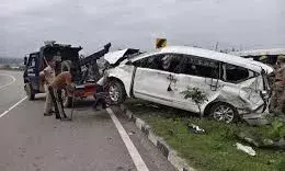 अमरनाथ यात्रा के दौरान भीषण सड़क हादसा ,ट्रक ने कार को मारी टक्कर पांच यात्री घायल