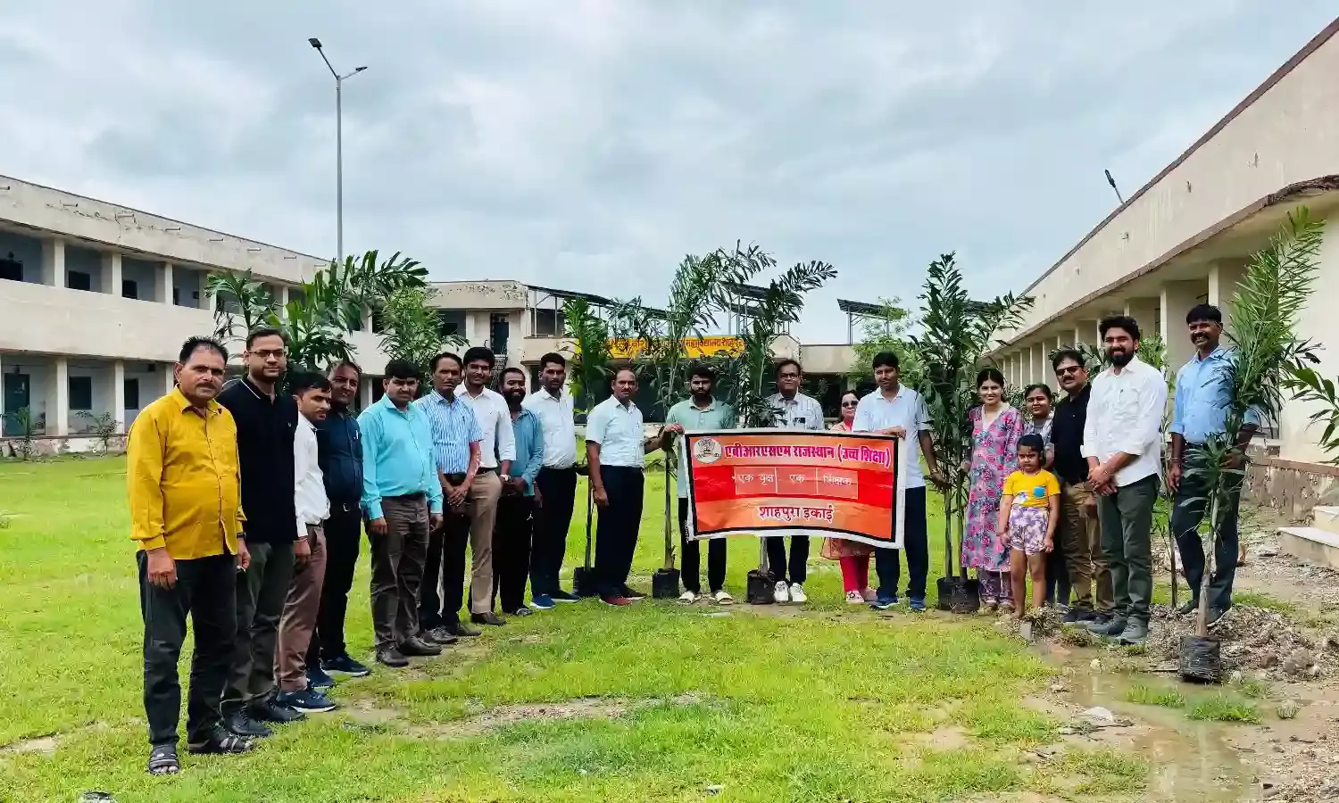 बारहठ महाविद्यालय में एक वृक्ष एक शिक्षक कार्यक्रम के तहत 108 पौधे लगाए