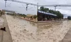 अजमेर बारिश में डूबा प्लेटफॉर्म,रेलवे स्टेशन बना झील! अजमेर बारिश में डूबा प्लेटफॉर्म,रेलवे स्टेशन बना झील!