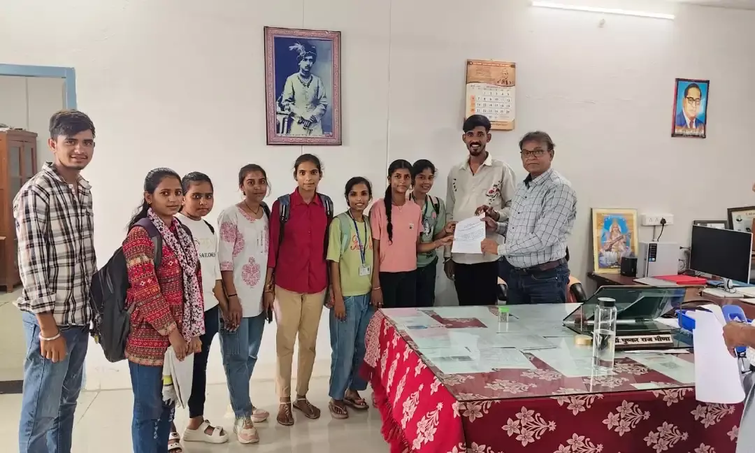 शाहपुरा महाविद्यालय के छात्र-छात्राओं ने प्राचार्य को सोपा ज्ञापन