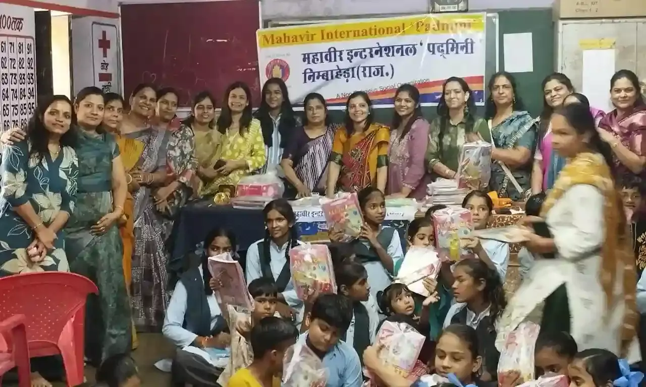 पद्मिनी ने जरूरतमंद स्कूली विद्यार्थियों को बांटी पाठ्य सामग्री