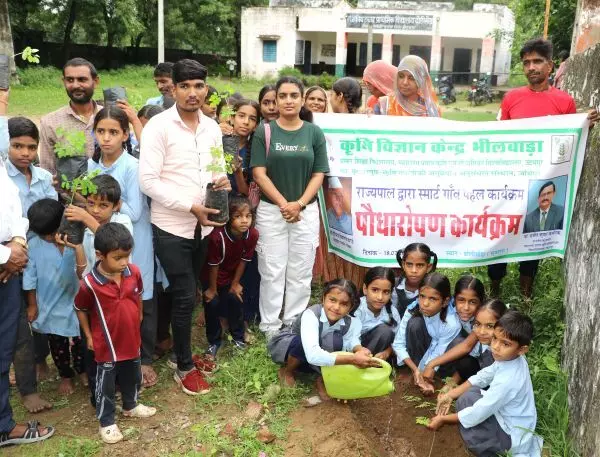 राज्यपाल स्मार्ट विलेज के तहत् ढ़ोलीखेड़ा में हुआ पौधारोपण