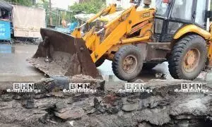 बारिश में सड़क पर खुले नाले दे रहे हैं दुर्घटना से गौवंश ओर इंसानों को चुनौती