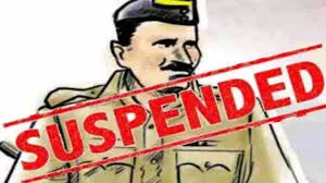 जन्मदिन पार्टी में हिस्ट्रीशीटर के साथ दिखे पुलिस के दो हैडकांस्टेबल सस्पेंड, वीडियो वायरल होने पर एसपी ने दिये आदेश जन्मदिन पार्टी में हिस्ट्रीशीटर के साथ दिखे पुलिस के दो हैडकांस्टेबल सस्पेंड, वीडियो वायरल होने पर एसपी ने दिये आदेश