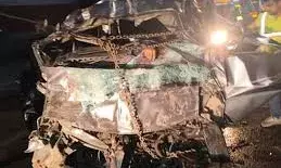 अज्ञात वाहन की टक्कर से कार के उड़े परखच्चे,छह की मौके पर ही मौत अज्ञात वाहन की टक्कर से कार के उड़े परखच्चे,छह की मौके पर ही मौत