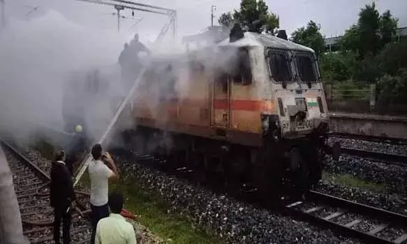 ब्यावर में गरीब रथ ट्रेन के इंजन में लगी अचानक आग, देर रात की बताई जा रही घटना