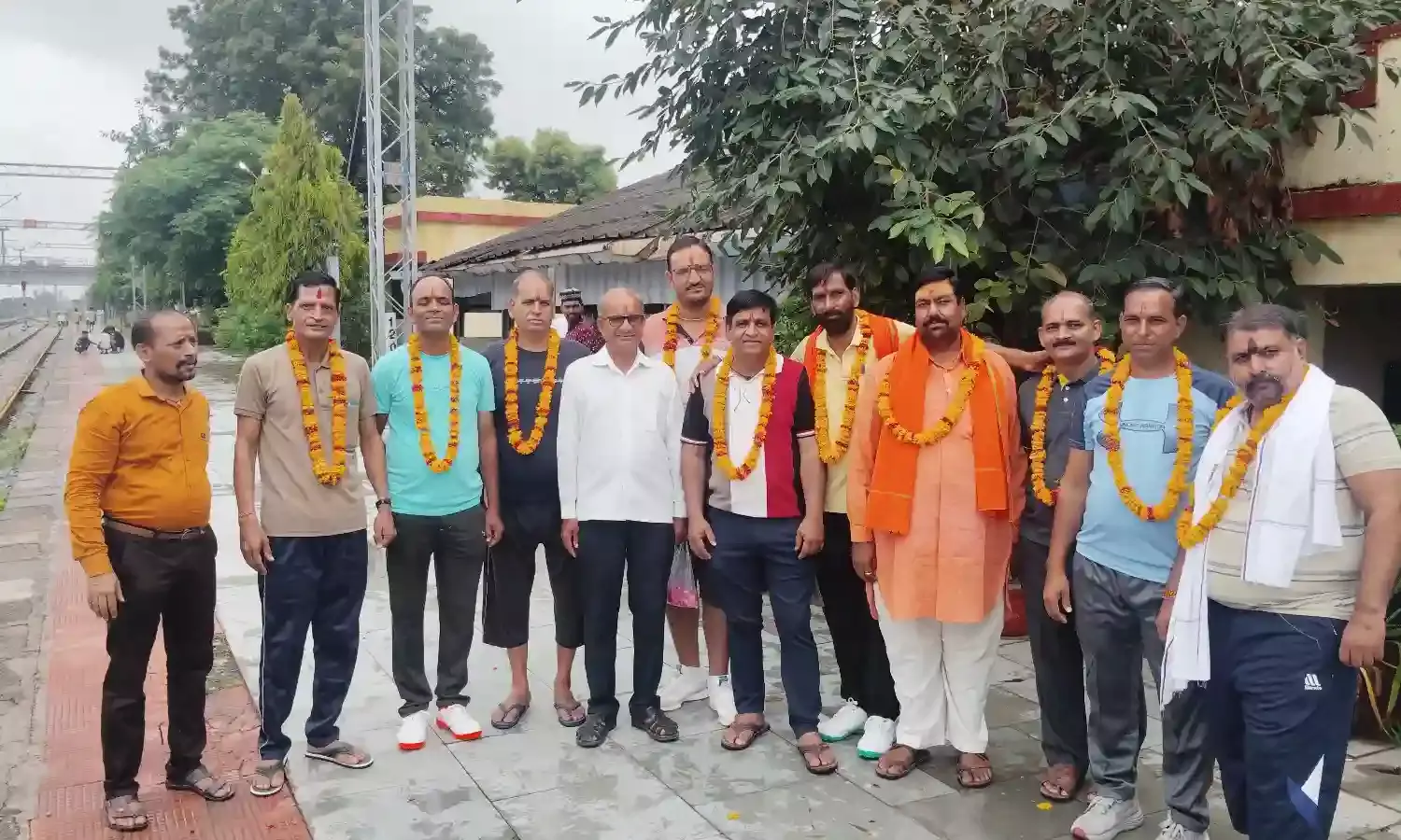 मांडल से अमरनाथ यात्रा पर रवाना हुआ 10 श्रद्धालुओं का जत्था, रेलवे स्टेशन पर हुआ स्वागत