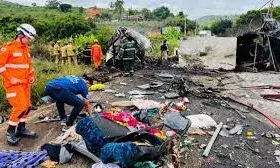 बेकाबू बस के पलटने से 21 लोगों की मौत, करीब 34 घायल बेकाबू बस के पलटने से 21 लोगों की मौत, करीब 34 घायल